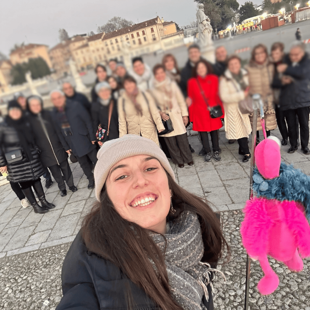 Mi appassionano tante cose: l'arte, i viaggi, la lettura, i gattini, la danza, il buon cibo e il buon vino, la natura e i video di animali divertenti su tik tok.