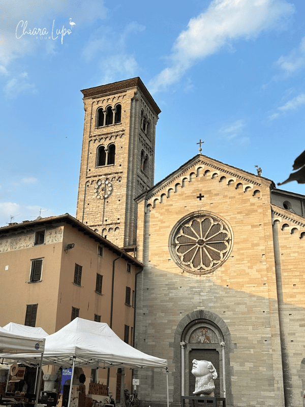 basilica di San Fedele a Como, facciata romanica con rosone
