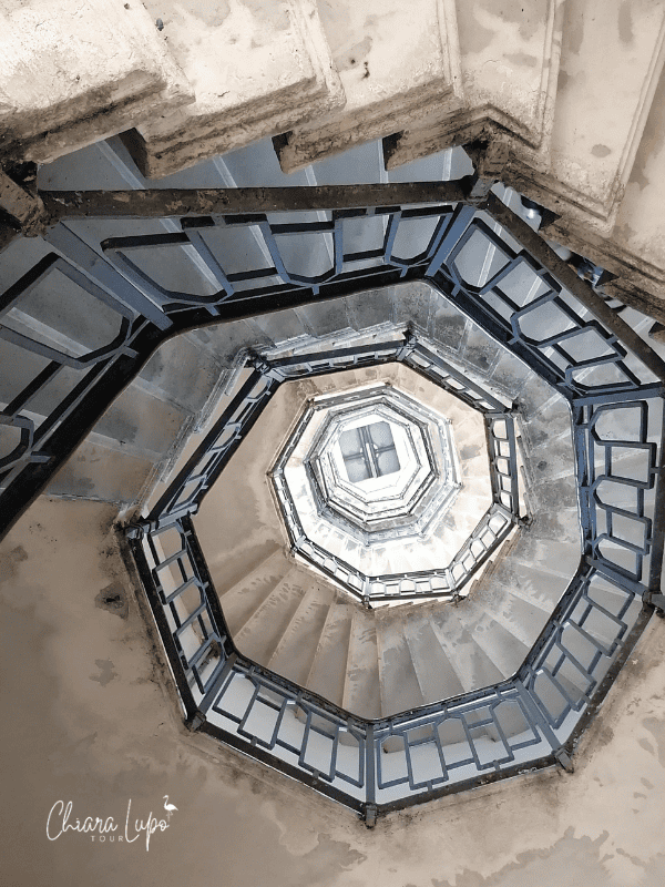 Scala del faro voltiano di Brunate