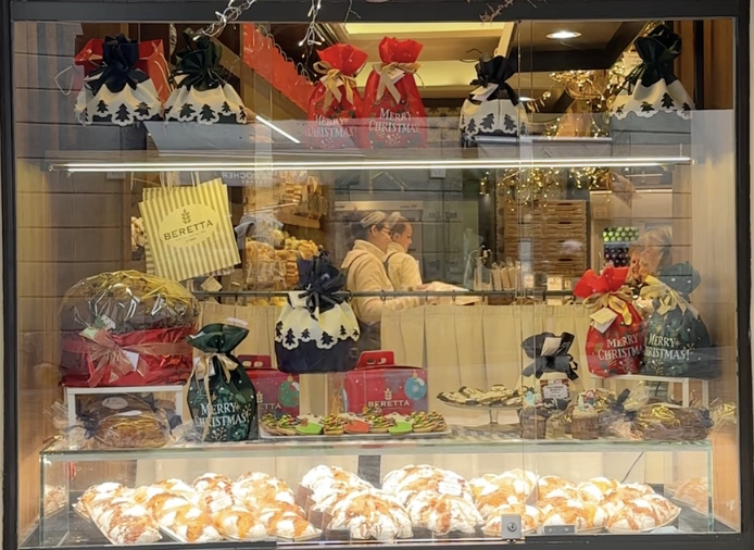 Vetrina della panetteria Beretta di Como con Nuvola in esposizione