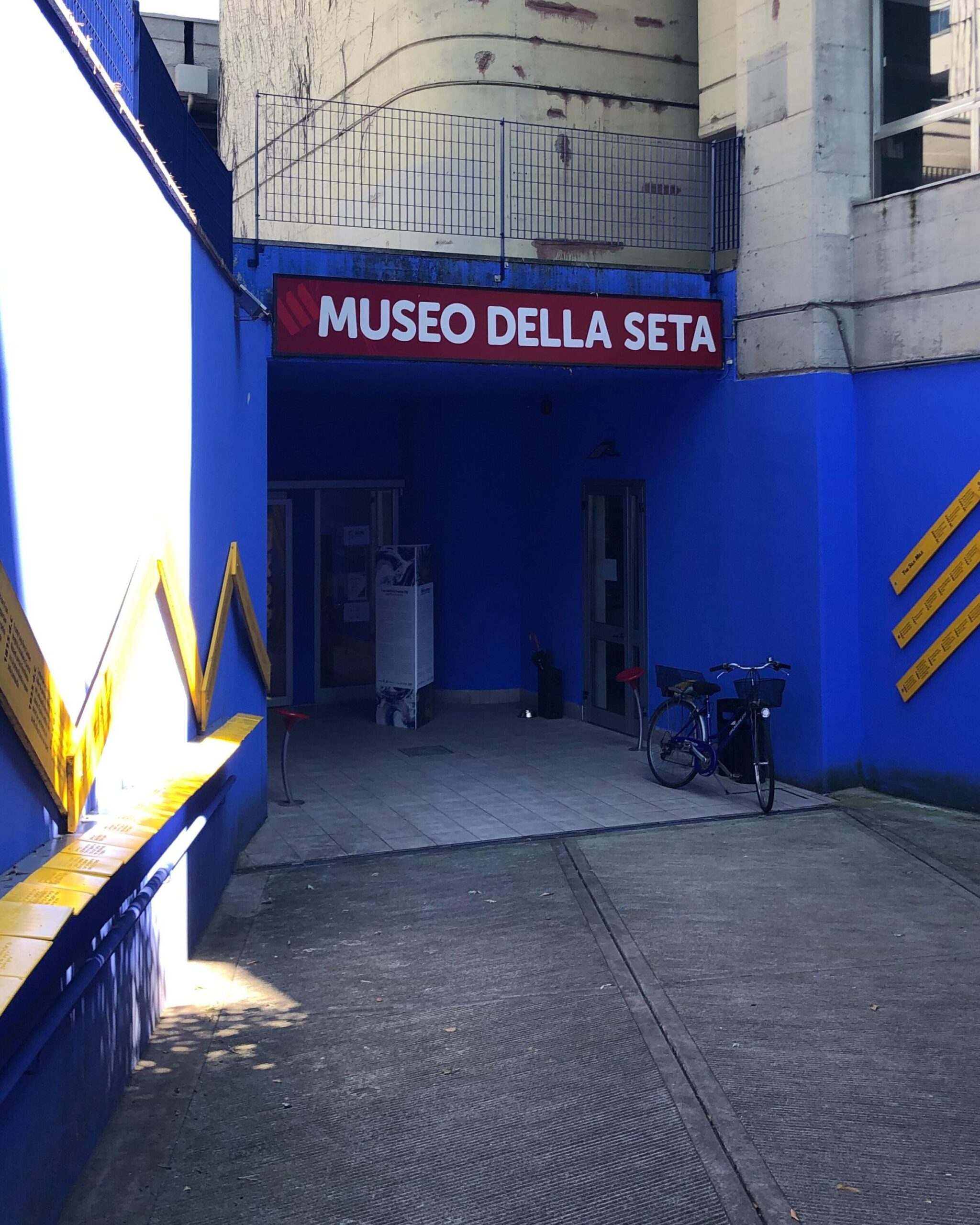 Ingresso del museo della seta, via Castelnuovo 9